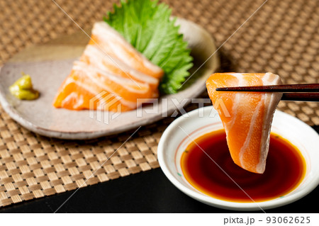 刺身を食べる 刺身を食べる 93062625