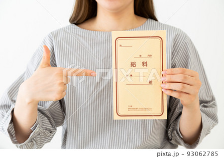 給料袋を持つ若い女性 給料袋を持つ若い女性 93062785