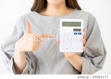 電卓を持つ若い女性 電卓を持つ若い女性 93063177