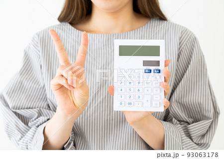 電卓を持つ若い女性 電卓を持つ若い女性 93063178