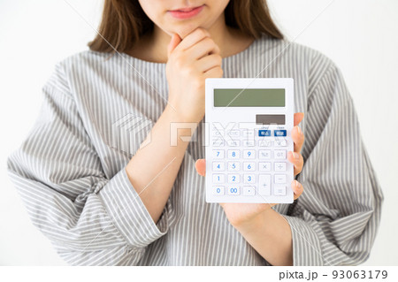 電卓を持つ若い女性 93063179