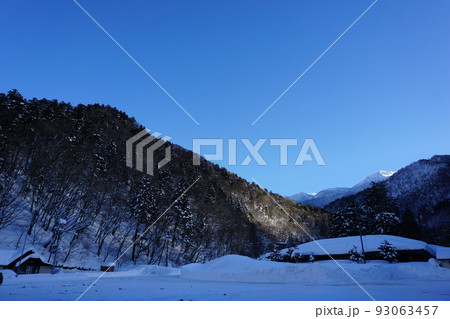 冬の岐阜県 高山市奥飛騨温泉郷の平湯バスターミナル前の雪景色 93063457