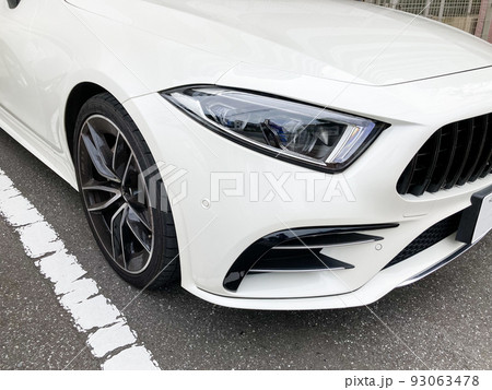 白のドイツ製高級セダンのヘッドライト周り 白のドイツ製高級セダンのヘッドライト周り 93063478