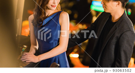 バーで飲み交わす男女 93063502