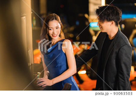 バーで飲み交わす男女 バーで飲み交わす男女 93063503