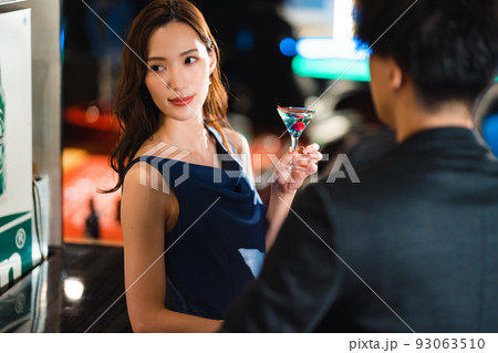 バーで飲み交わす男女 93063510