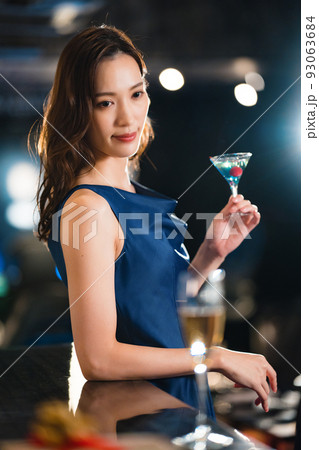 バーでカクテルを飲む美女 93063684