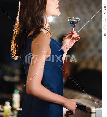バーでカクテルを飲む美女 93063687