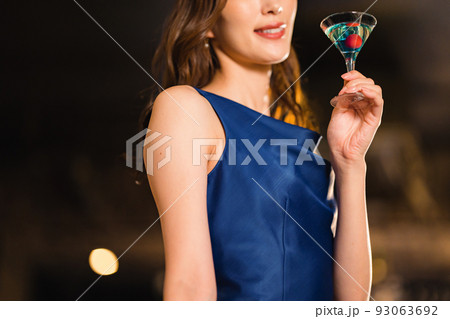 バーでカクテルを飲む美女 93063692