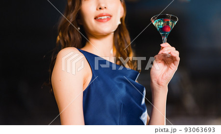 バーでカクテルを飲む美女 93063693
