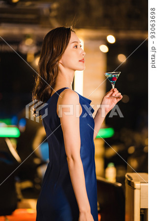 バーでカクテルを飲む美女 バーでカクテルを飲む美女 93063698
