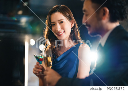 40代の髭男性と飲みかわす美女 40代の髭男性と飲みかわす美女 93063872