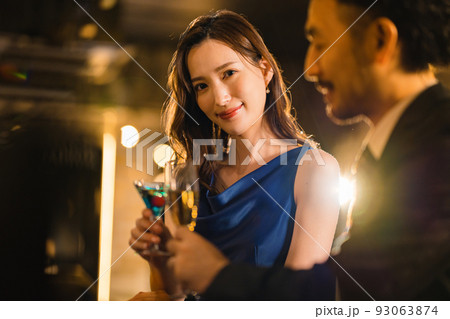 40代の髭男性と飲みかわす美女 40代の髭男性と飲みかわす美女 93063874