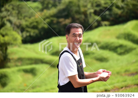収穫　新米　白米　千枚田　農作業　男性 93063924