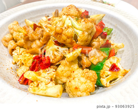 中国シルクロード料理・干鍋菜花(カリフラワーの鉄鍋焼き) 中国シルクロード料理・干鍋菜花(カリフラワーの鉄鍋焼き) 93063925