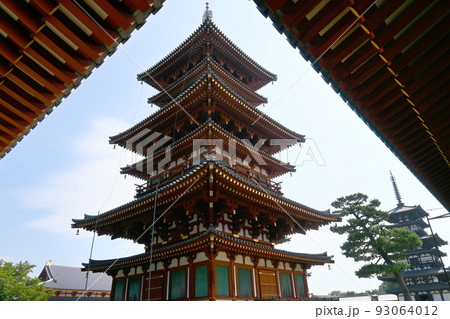 奈良市の世界遺産薬師寺の西回廊から西塔を見上げる 奈良市の世界遺産薬師寺の西回廊から西塔を見上げる 93064012