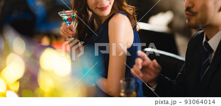 40代の髭男性と飲みかわす美女 40代の髭男性と飲みかわす美女 93064014