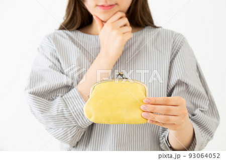 がま口財布を持つ若い女性 93064052