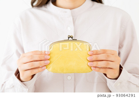 がま口財布を持つ若い女性 93064291