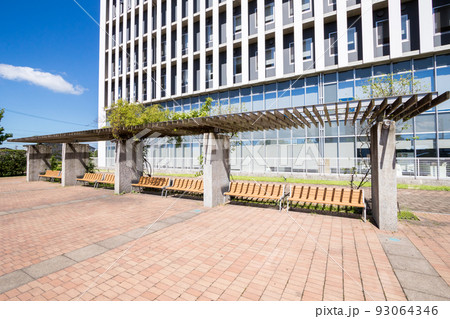 【大田公園】ベンチのある広場と大学の見える風景 【大田公園】ベンチのある広場と大学の見える風景 93064346