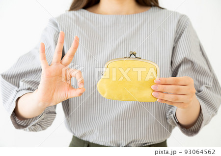 がま口財布を持つ若い女性 93064562