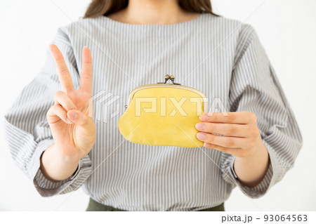 がま口財布を持つ若い女性 93064563