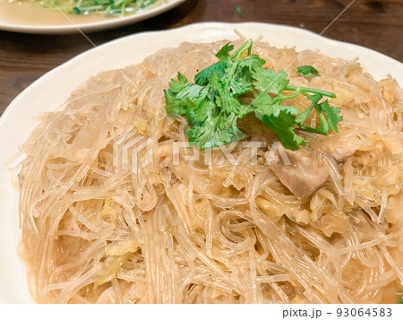 中国東北料理・酸菜粉絲(白菜漬と春雨の煮込み) 中国東北料理・酸菜粉絲(白菜漬と春雨の煮込み) 93064583