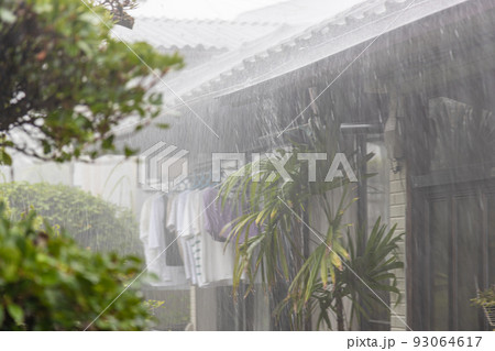 民家に叩きつける豪雨　干したままの洗濯物 93064617
