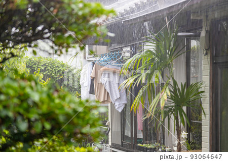 民家に叩きつける豪雨　慌てて洗濯物を取り込む主婦　 93064647