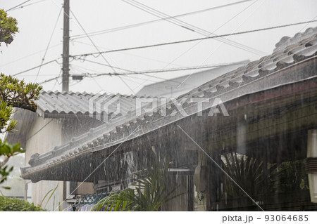 民家に叩きつける豪雨 93064685