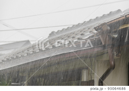 民家に叩きつける豪雨 93064686