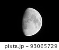 夏の上弦過ぎの月 93065729