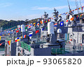 満艦飾を掲げた海上自衛隊の護衛艦  93065820