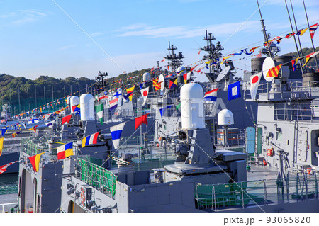 満艦飾を掲げた海上自衛隊の護衛艦  93065820