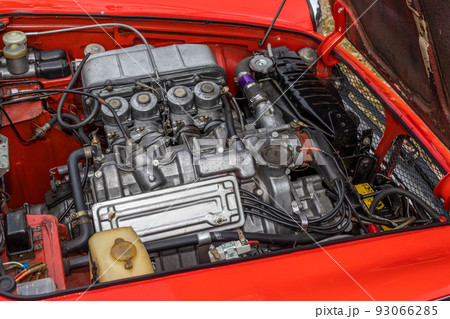 レトロカーのエンジンルーム engine compartment of a old vehicle レトロカーのエンジンルーム engine compartment of a old vehicle 93066285