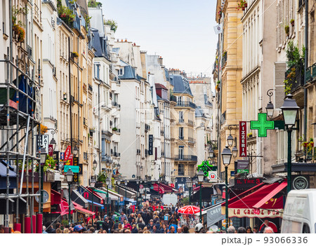 パリの人気マルシェ モントルグイユ通り ※一部ソフトフォーカス パリの人気マルシェ モントルグイユ通り ※一部ソフトフォーカス 93066336