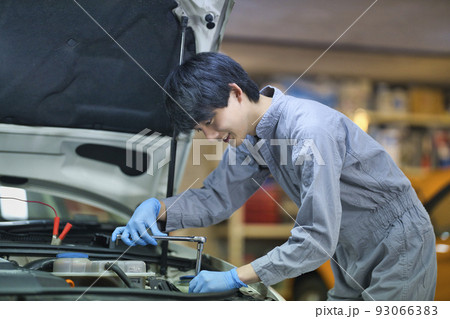ボンネットの中を点検する自動車整備士 ボンネットの中を点検する自動車整備士 93066383