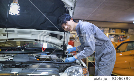 ボンネットの中を点検する自動車整備士　 93066390