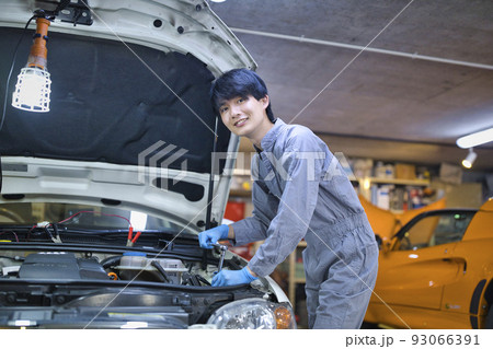 ボンネットの中を点検する自動車整備士 ボンネットの中を点検する自動車整備士 93066391