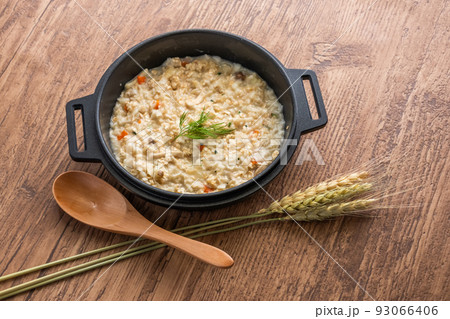オートミール　健康食　Typical way to eat healthy food oatmeal 93066406