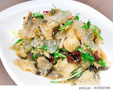 中国料理の冷菜・老醋香螺拌蜇頭（サザエとくらげの黒酢和え） 93066596