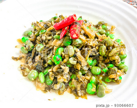 中国料理の前菜：雪里蕻炒毛豆（高菜漬けと枝豆の炒め） 93066607