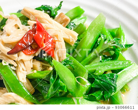 中国家庭料理・紫角叶炒金針菇(ツルムラサキとエノキの中華炒め煮) 中国家庭料理・紫角叶炒金針菇(ツルムラサキとエノキの中華炒め煮) 93066611