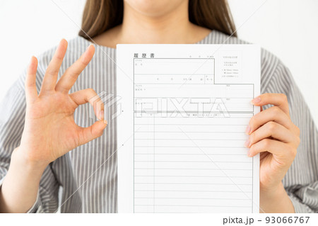 履歴書を持つ若い女性 履歴書を持つ若い女性 93066767