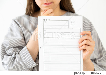 履歴書を持つ若い女性 履歴書を持つ若い女性 93066770