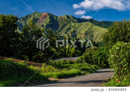 青空と白い雲阿蘇の五岳の見える風景 93066985