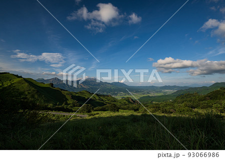 青空と白い雲阿蘇の五岳の見える風景 93066986
