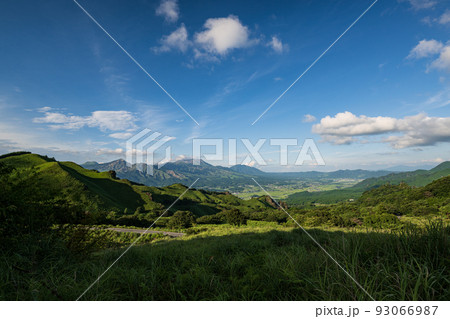 青空と白い雲阿蘇の五岳の見える風景 93066987