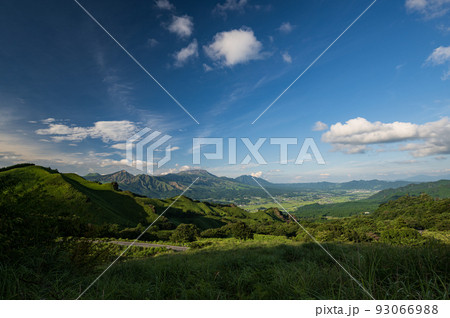青空と白い雲阿蘇の五岳の見える風景 93066988