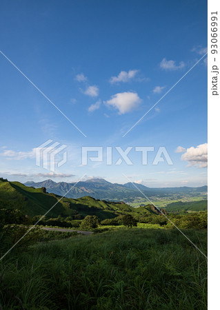 青空と白い雲阿蘇の五岳の見える風景 青空と白い雲阿蘇の五岳の見える風景 93066991